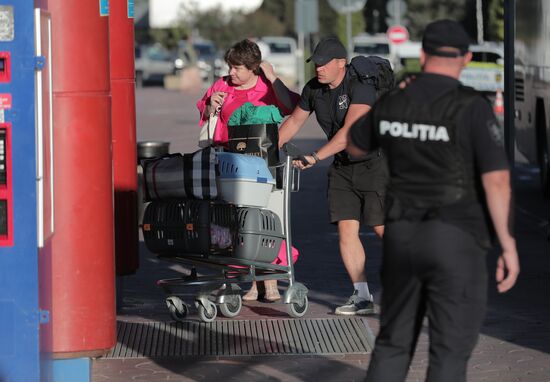 Вылет высланных российских дипломатов из Кишинева 