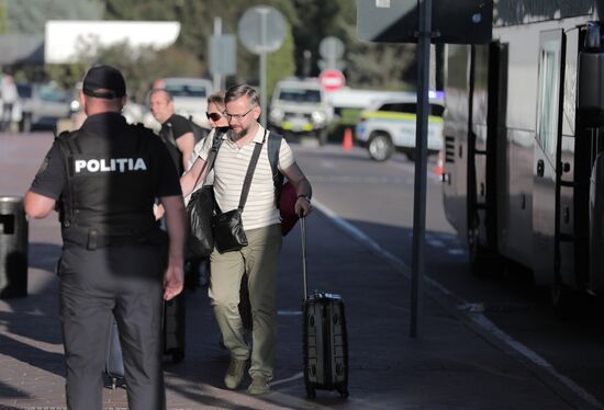 Вылет высланных российских дипломатов из Кишинева 