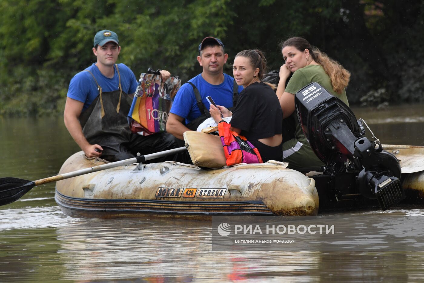 Эвакуация жителей из подтопленных домов в Уссурийске