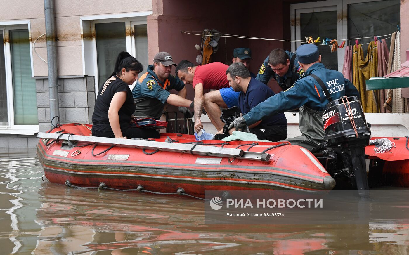 Эвакуация жителей из подтопленных домов в Уссурийске