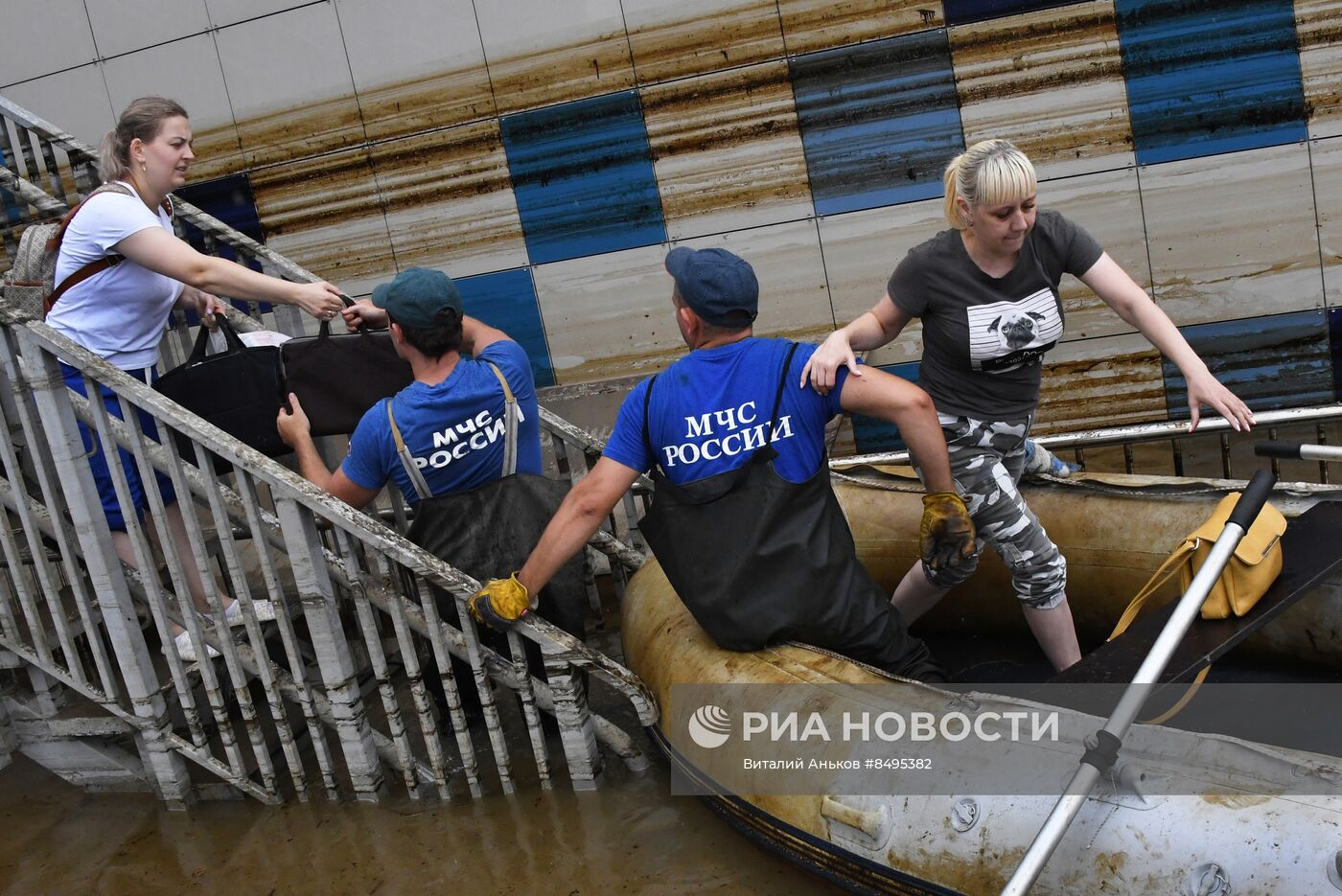 Эвакуация жителей из подтопленных домов в Уссурийске