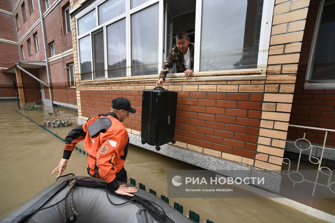 Эвакуация жителей из подтопленных домов в Уссурийске