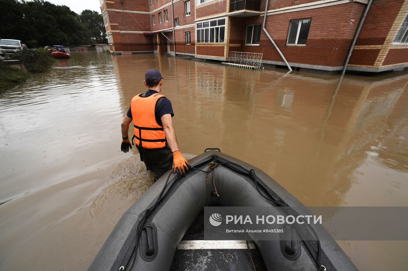 Эвакуация жителей из подтопленных домов в Уссурийске