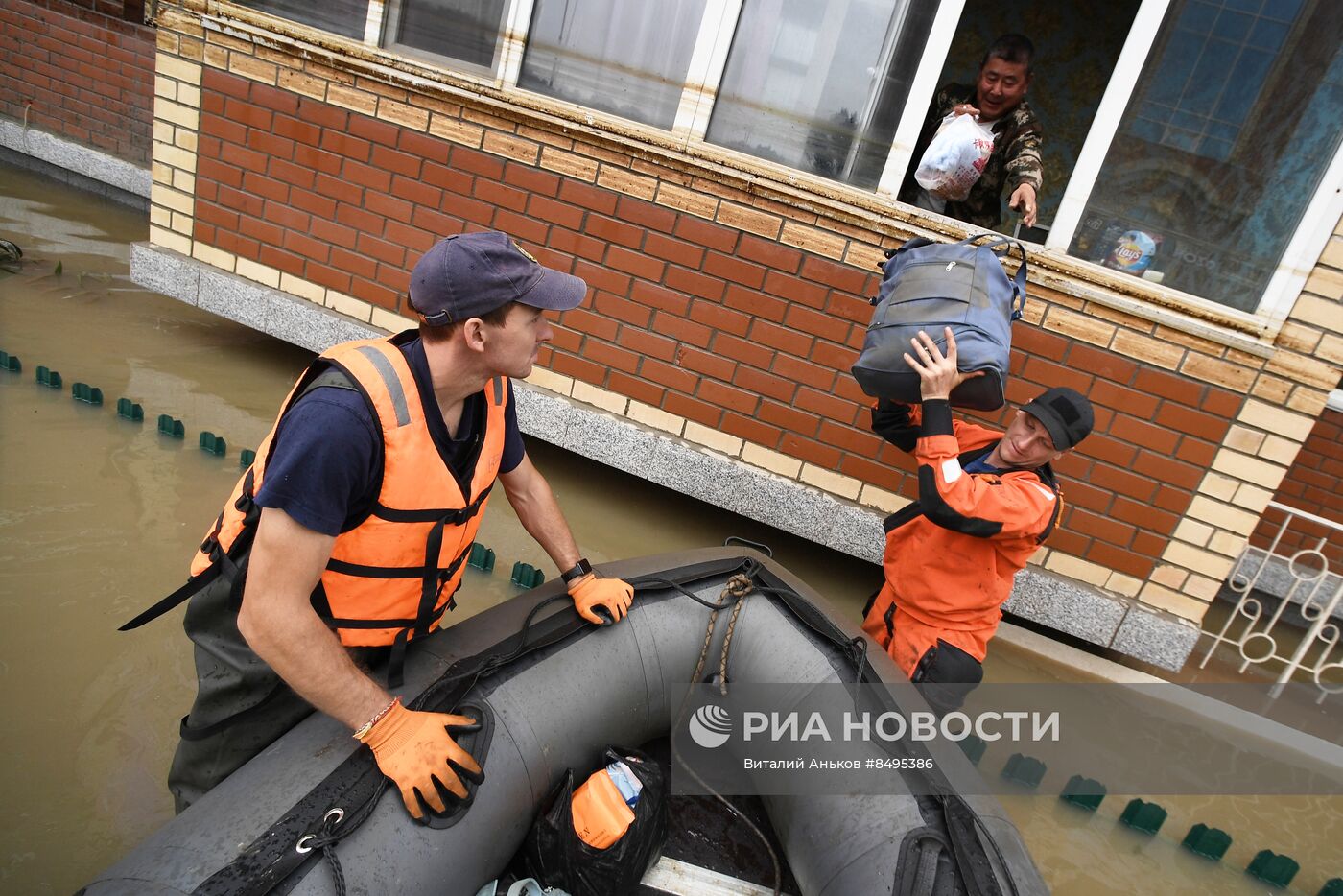 Эвакуация жителей из подтопленных домов в Уссурийске