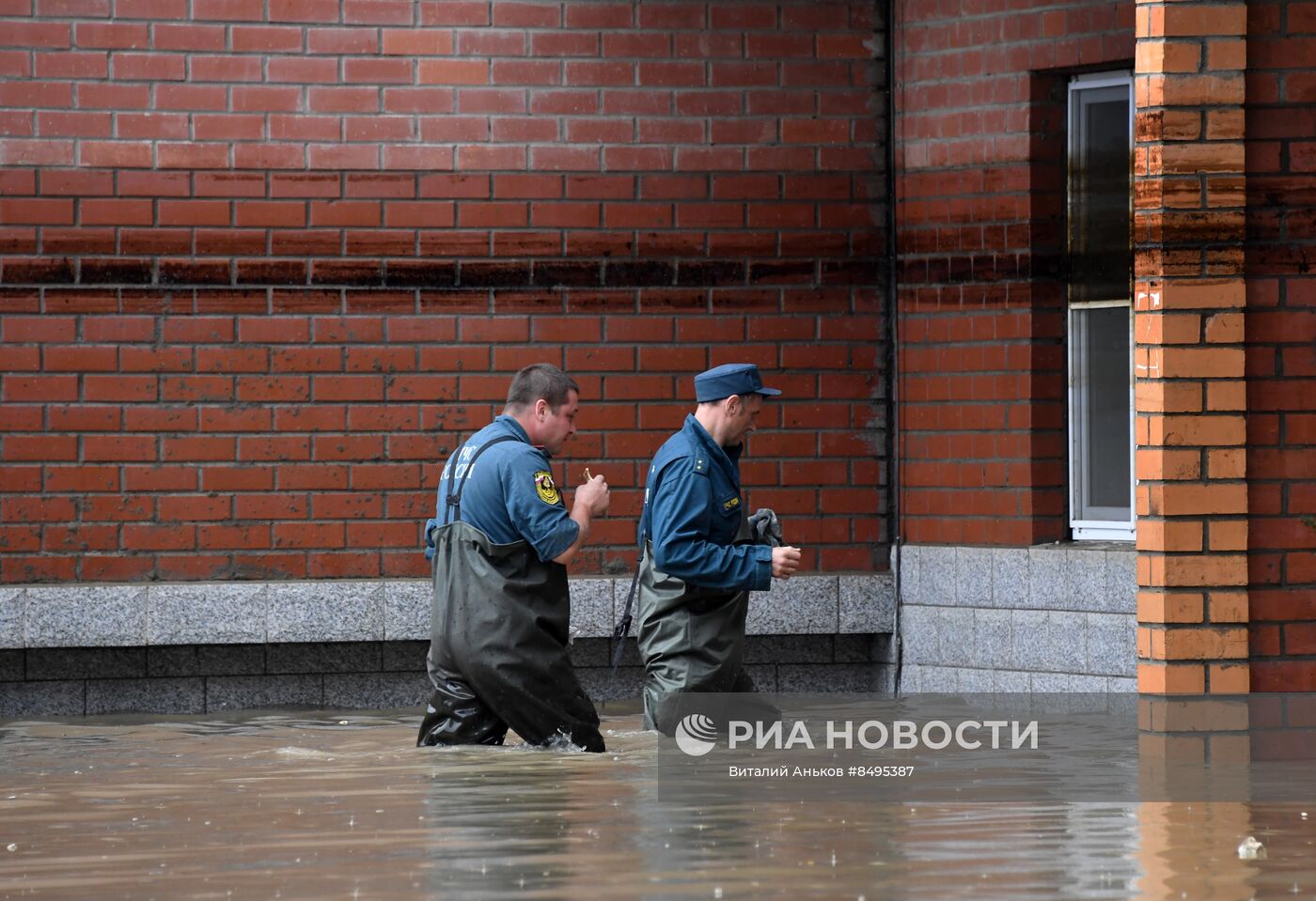 Эвакуация жителей из подтопленных домов в Уссурийске