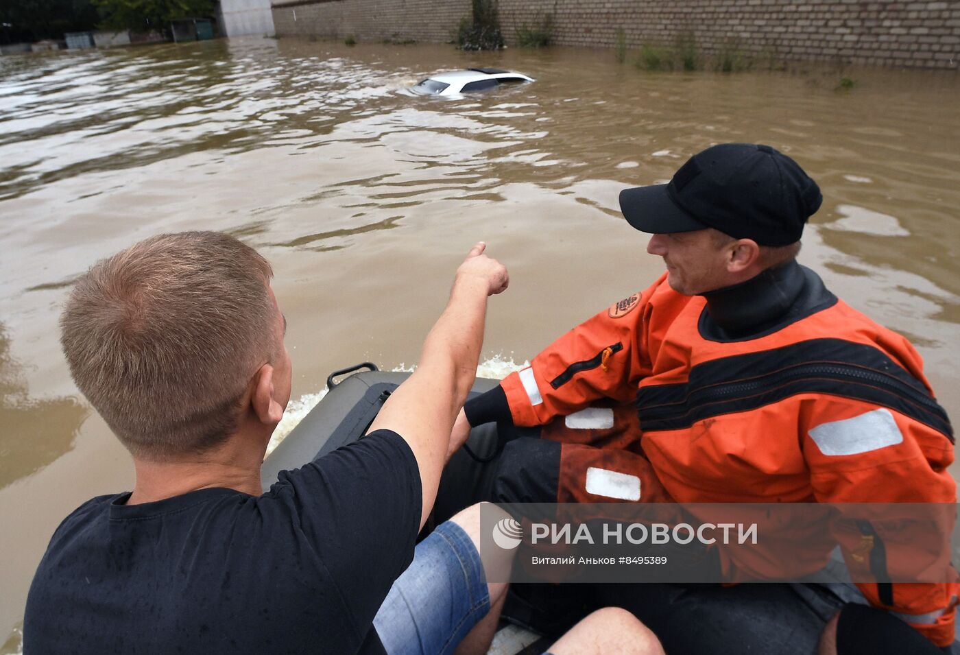 Эвакуация жителей из подтопленных домов в Уссурийске