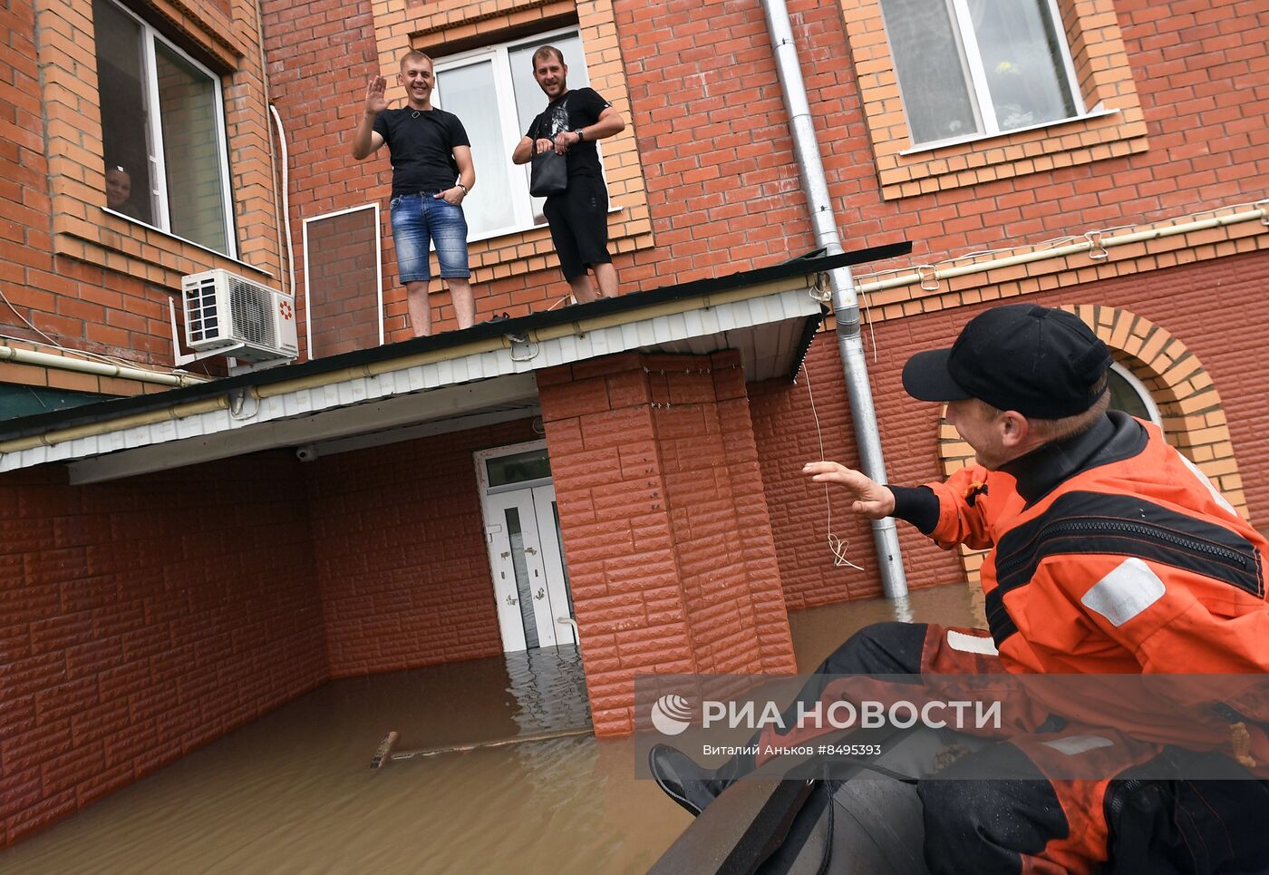 Эвакуация жителей из подтопленных домов в Уссурийске