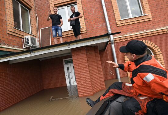 Эвакуация жителей из подтопленных домов в Уссурийске