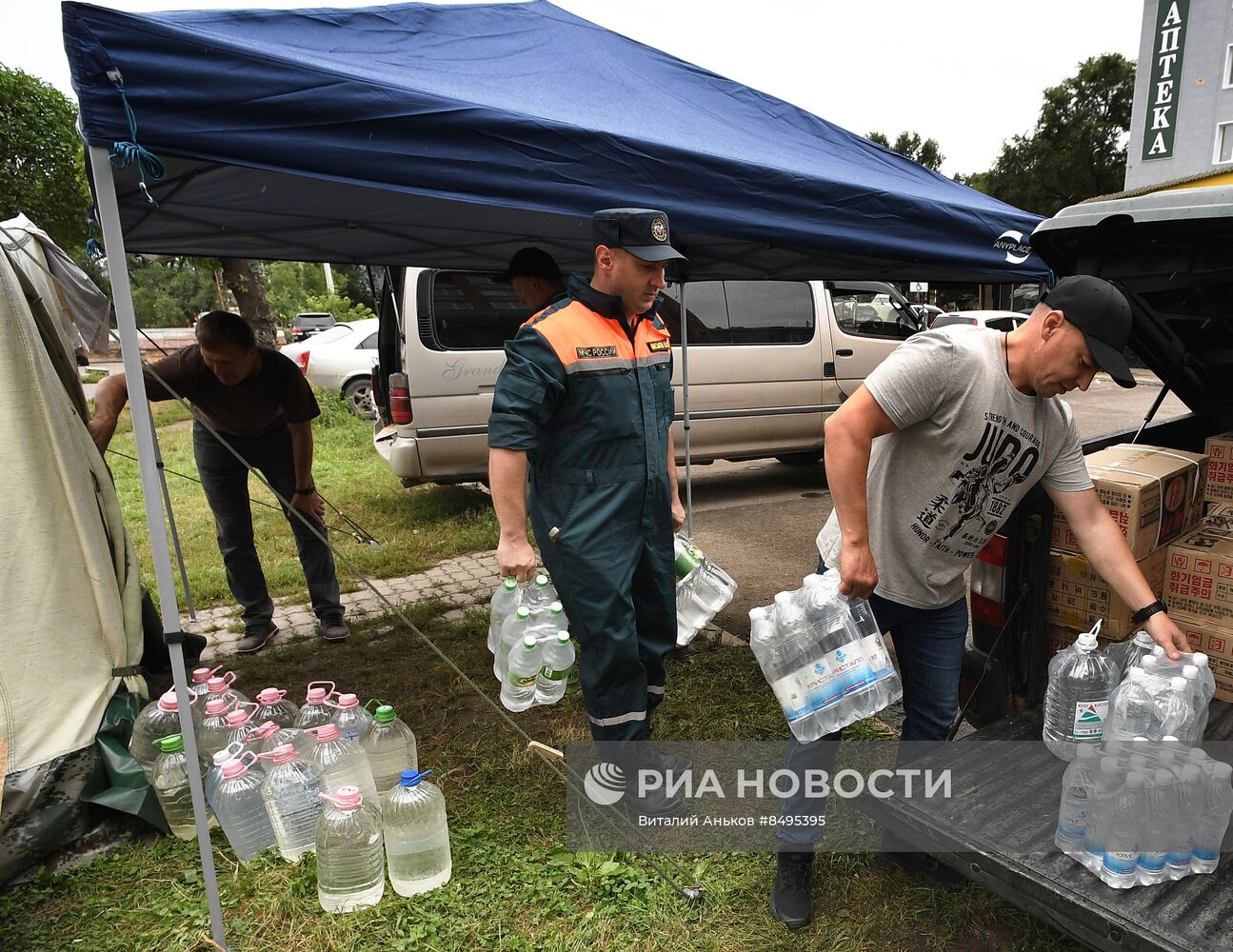 Эвакуация жителей из подтопленных домов в Уссурийске