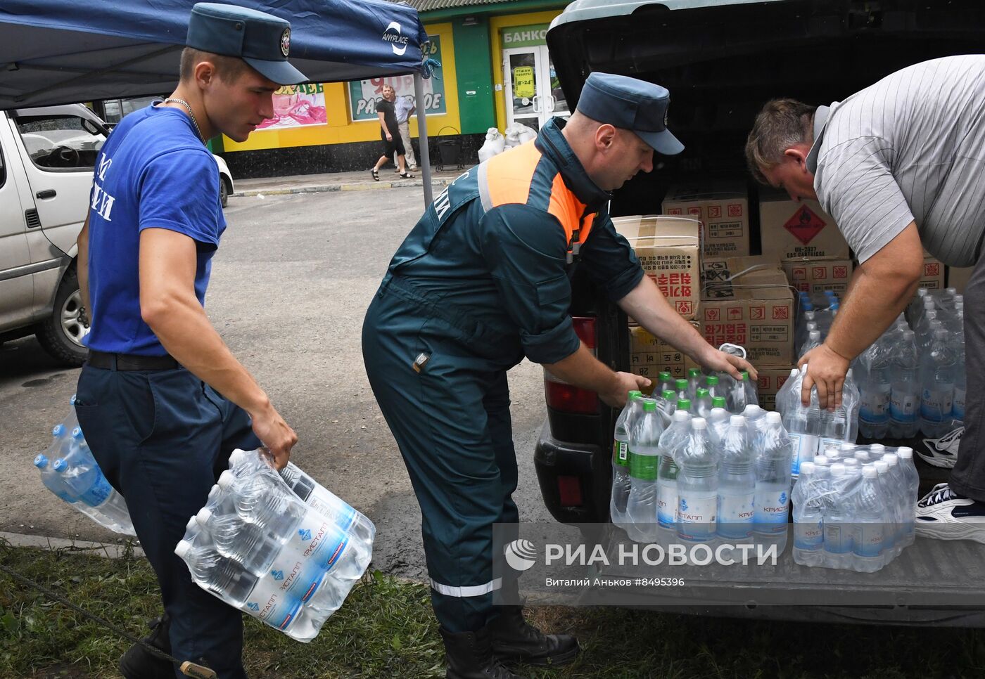 Эвакуация жителей из подтопленных домов в Уссурийске