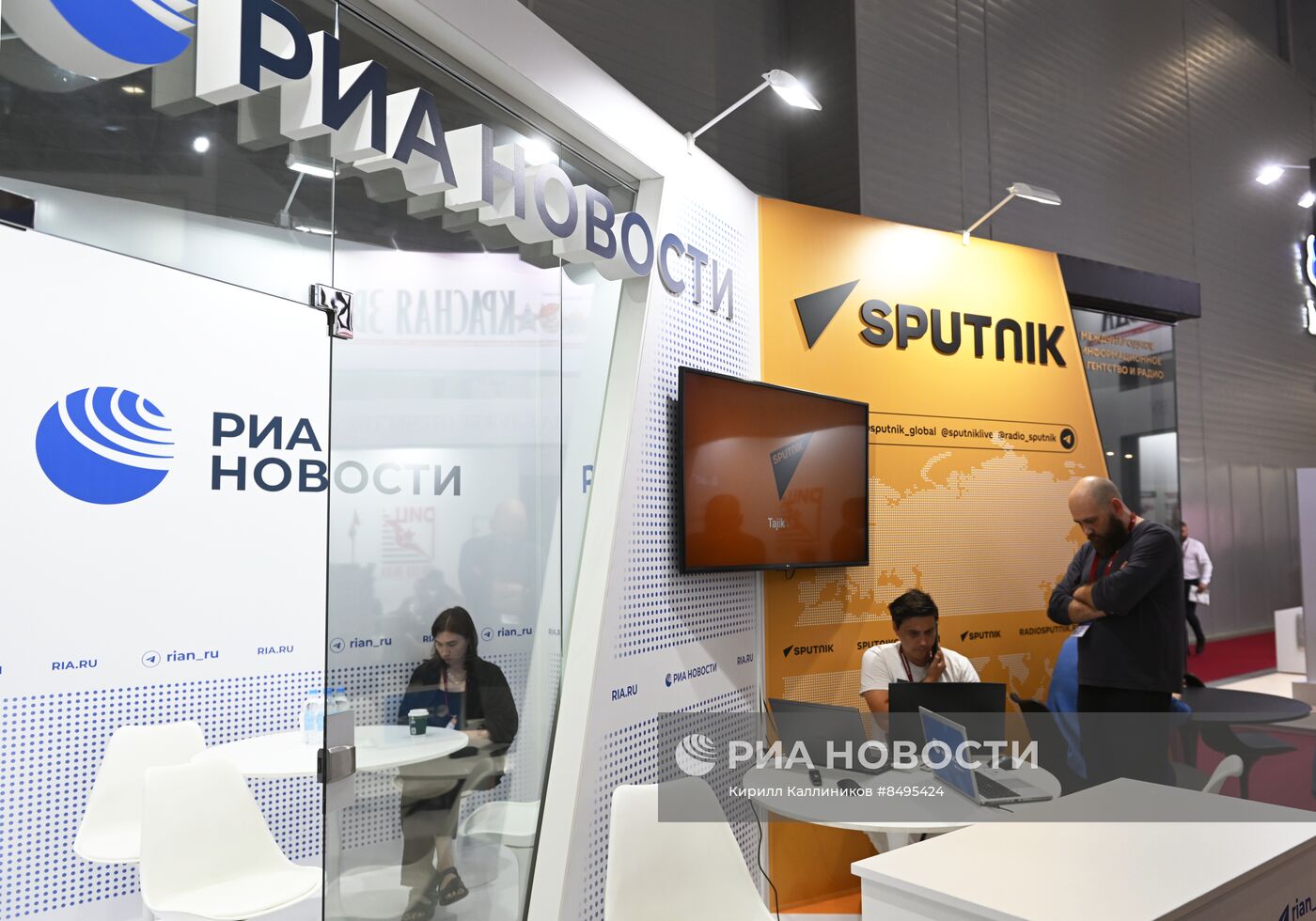 Форум "АРМИЯ-2023". Стенды РИА Новости и радио Sputnik