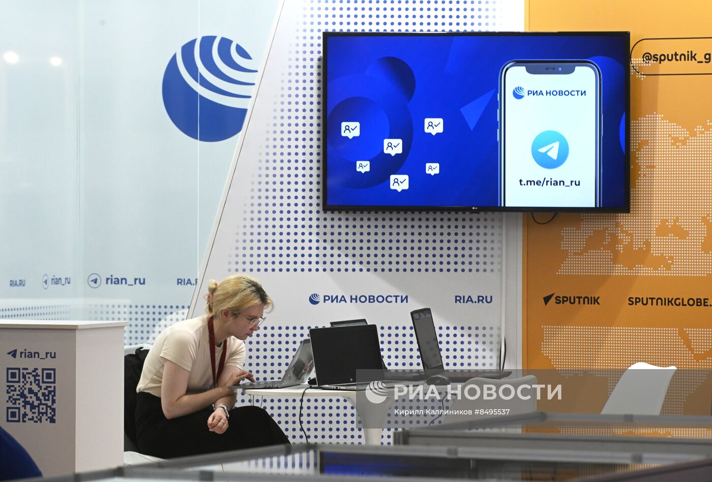 Форум "АРМИЯ-2023". Стенды РИА Новости и радио Sputnik