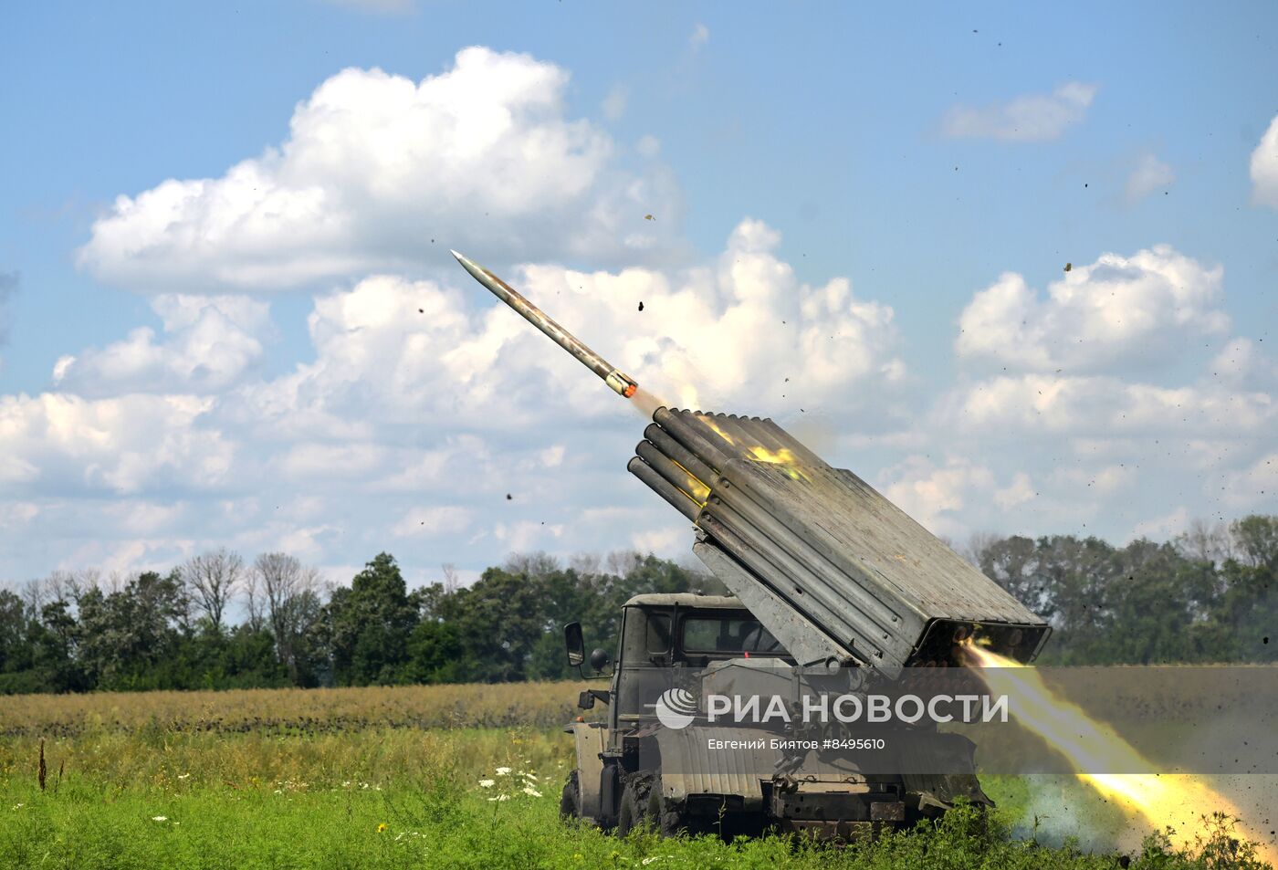 Работа артиллерийских расчетов РСЗО БМ-21 "Град" Западной группы войск на Купянском направлении в ЛНР