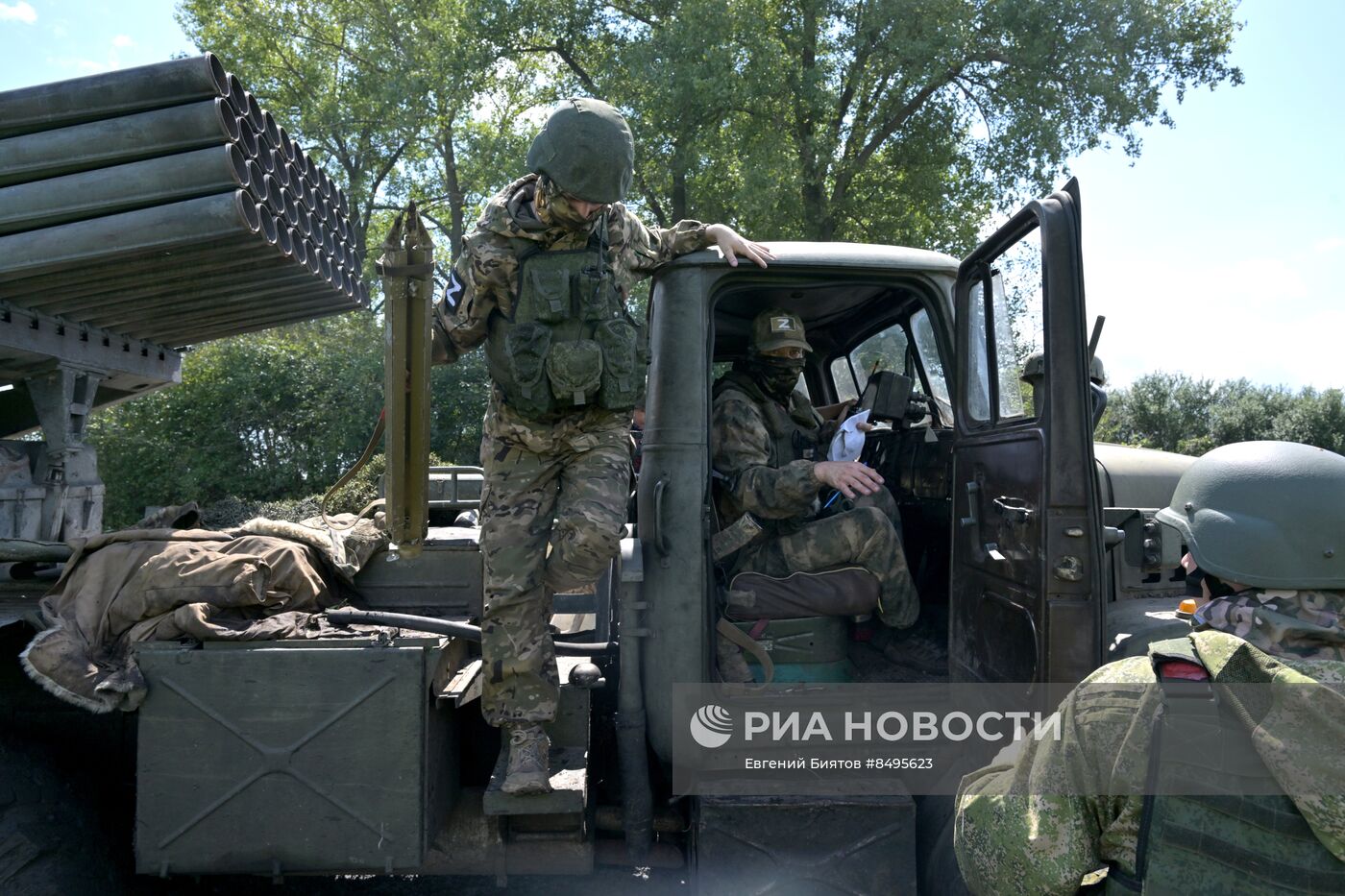 Работа артиллерийских расчетов РСЗО БМ-21 "Град" Западной группы войск на Купянском направлении в ЛНР