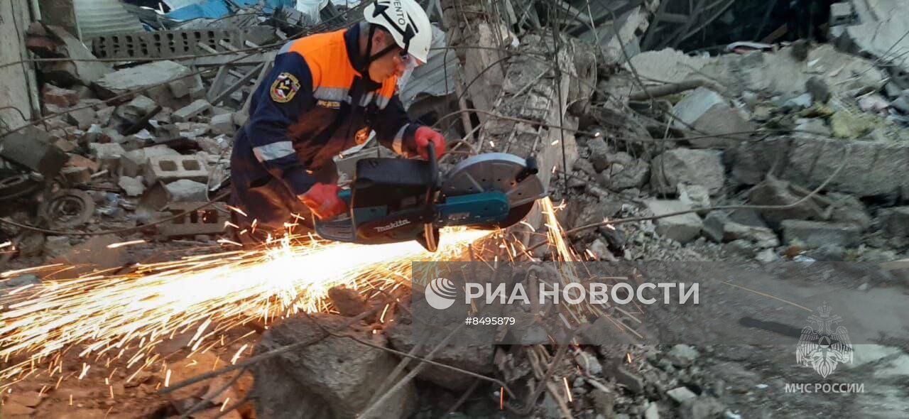 Последствия взрыва в здании автосервиса в Махачкале