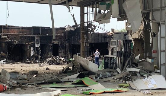 Последствия взрыва в здании автосервиса в Махачкале
