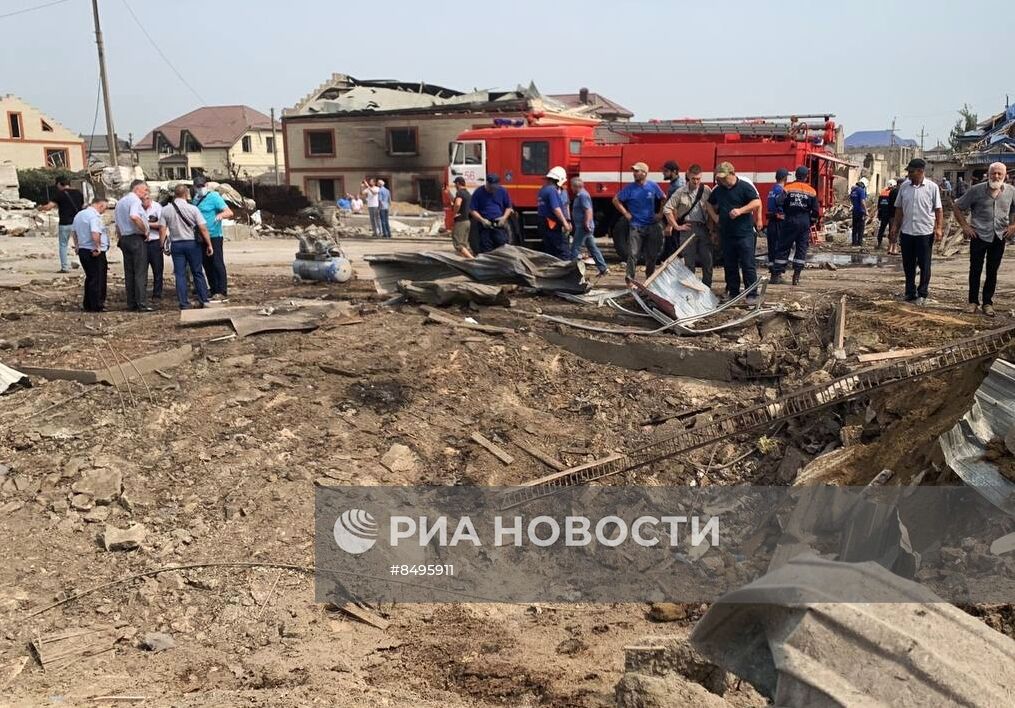 Последствия взрыва в здании автосервиса в Махачкале