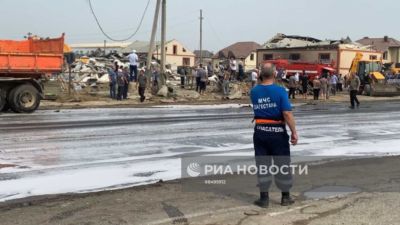 Последствия взрыва в здании автосервиса в Махачкале