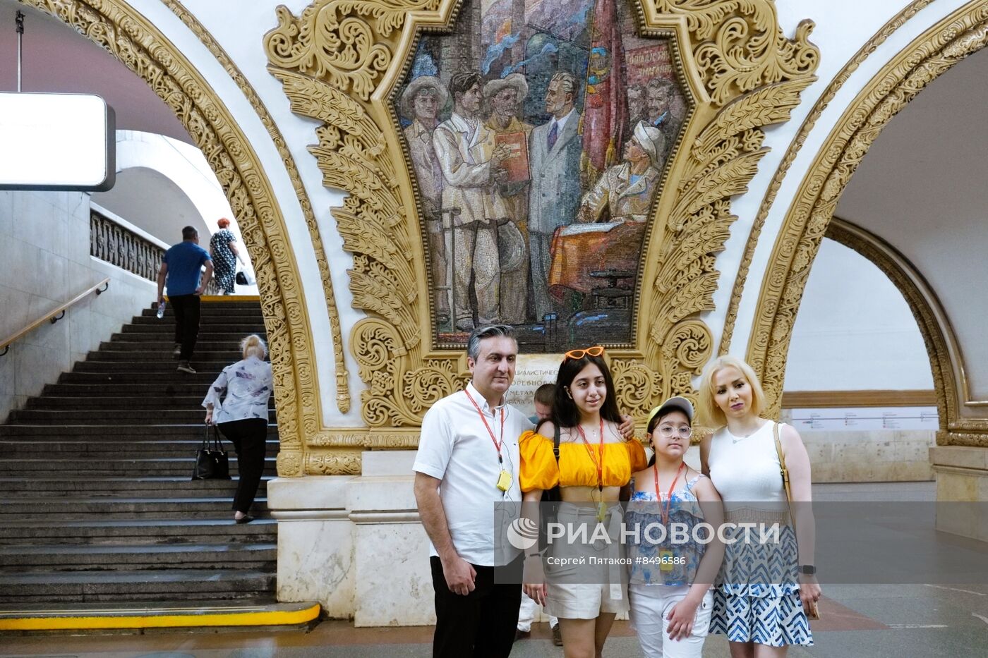 Туристы из Ирана на экскурсии в московском метро