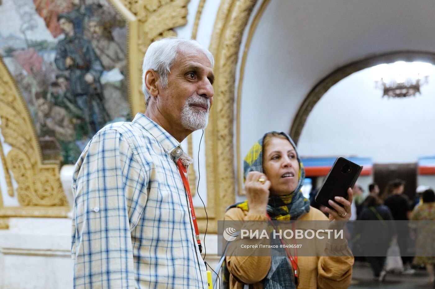 Туристы из Ирана на экскурсии в московском метро