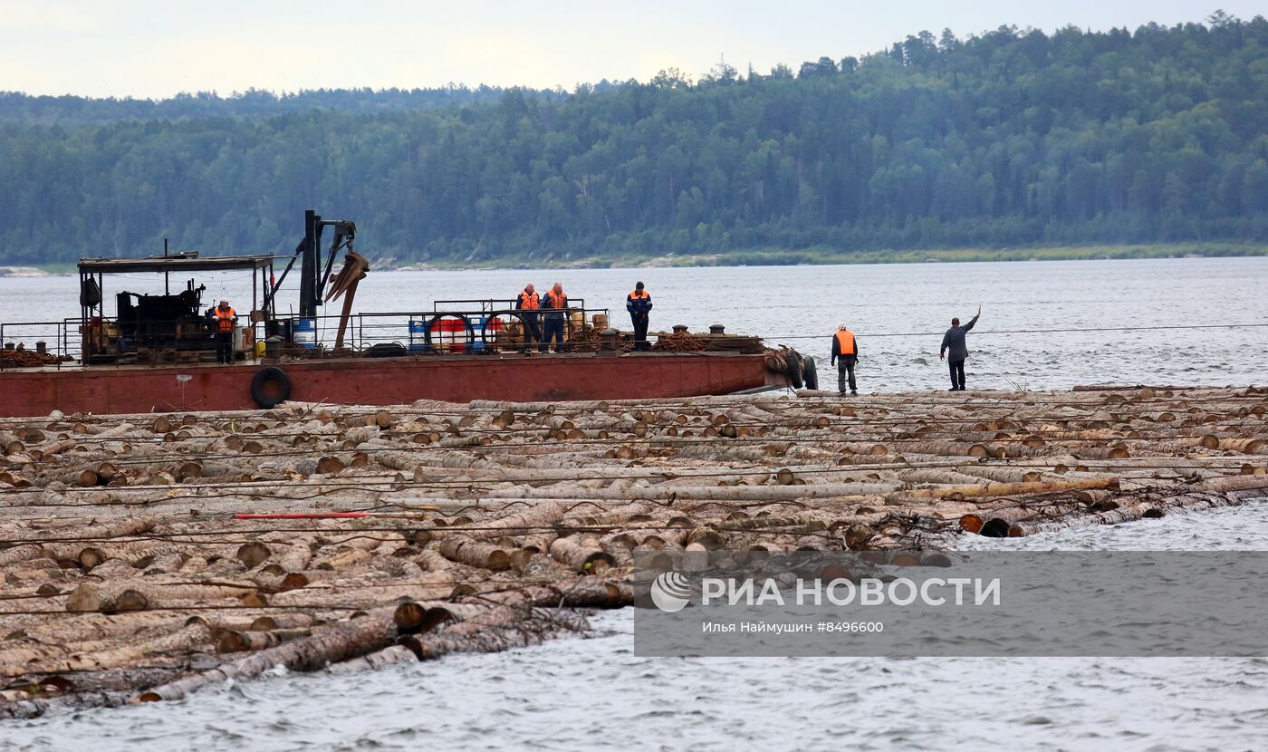 Сплав леса по реке Ангаре