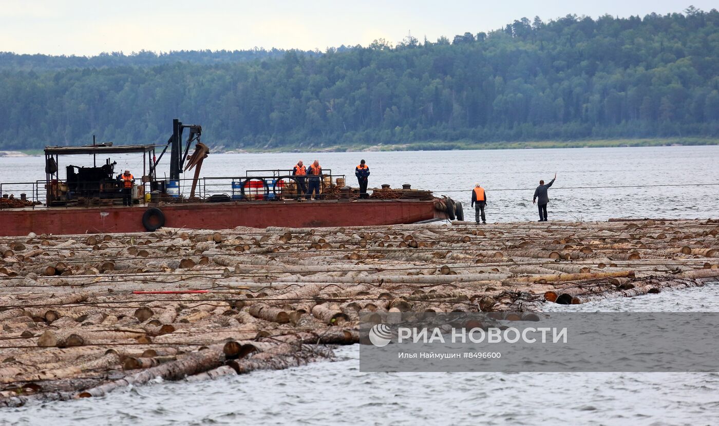 Сплав леса по реке Ангаре