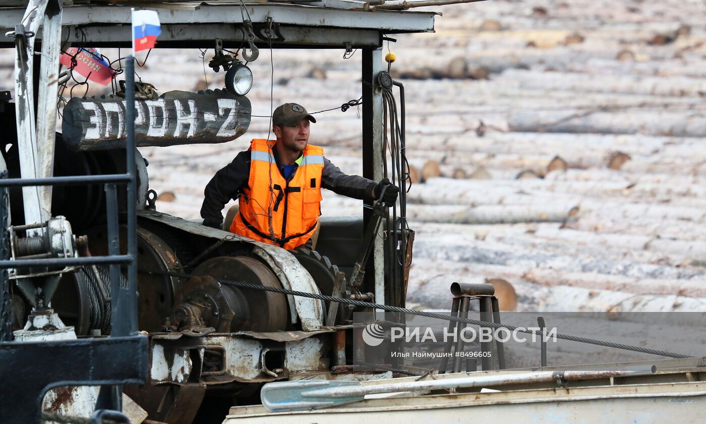 Сплав леса по реке Ангаре