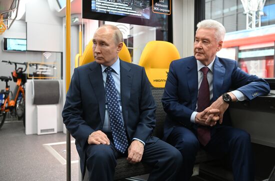Президент РФ В. Путин принял участие в церемонии запуска пассажирского движения по МЦД-3 