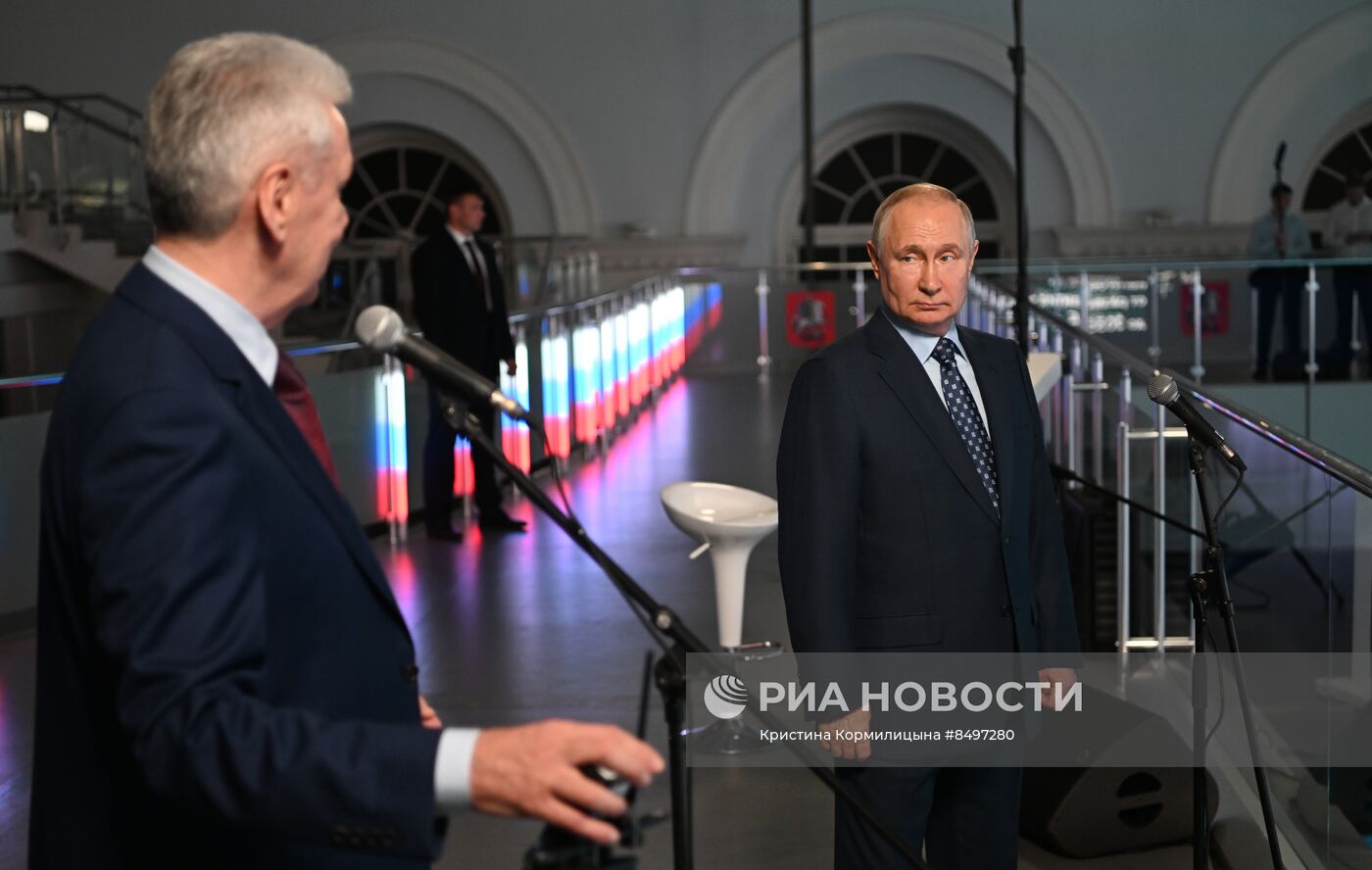 Президент РФ В. Путин принял участие в церемонии запуска пассажирского движения по МЦД-3