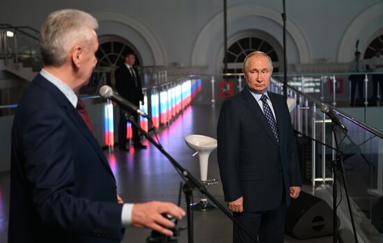 Президент РФ В. Путин принял участие в церемонии запуска пассажирского движения по МЦД-3 