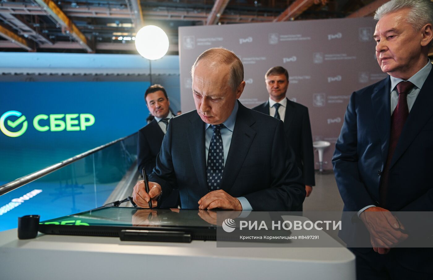 Президент РФ В. Путин принял участие в церемонии запуска пассажирского движения по МЦД-3