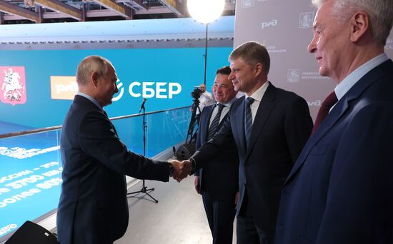 Президент РФ В. Путин принял участие в церемонии запуска пассажирского движения по МЦД-3 