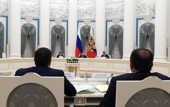 Президент РФ В. Путин провел заседание президиума Госсовета по транспорту