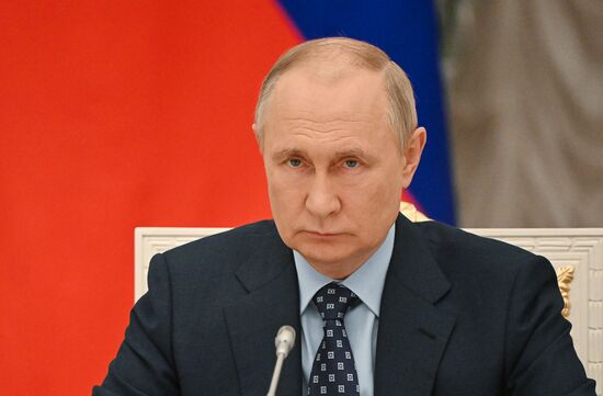Президент РФ В. Путин провел заседание президиума Госсовета по транспорту