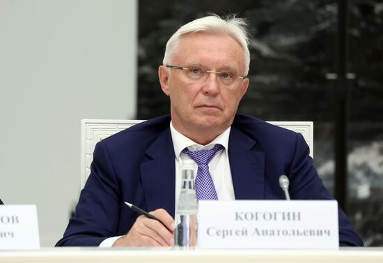 Президент РФ В. Путин провел заседание президиума Госсовета по транспорту