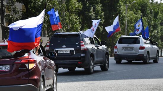 Автомобиль с правительственным флажком