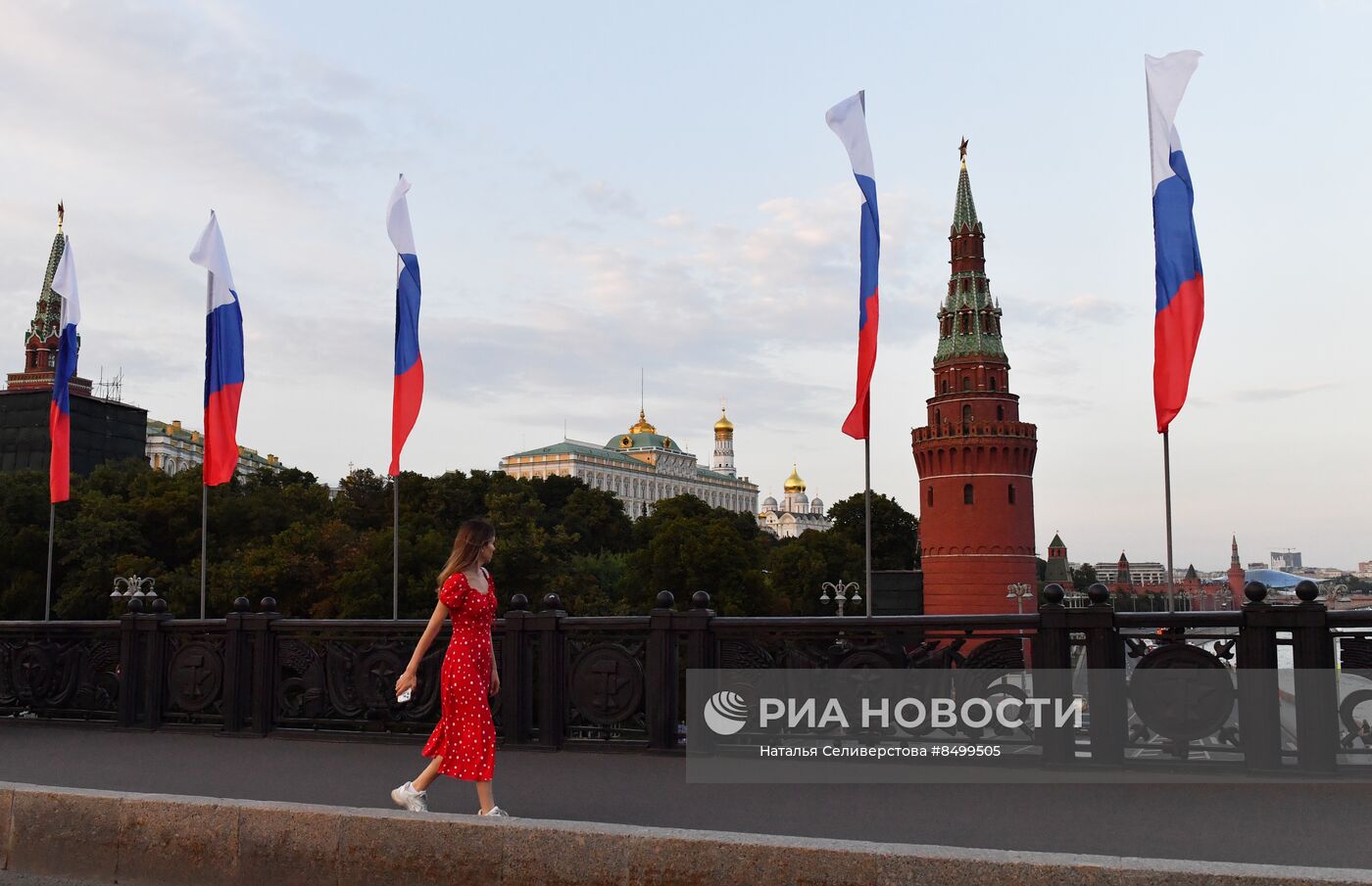 Праздничное оформление Москвы ко Дню флага России