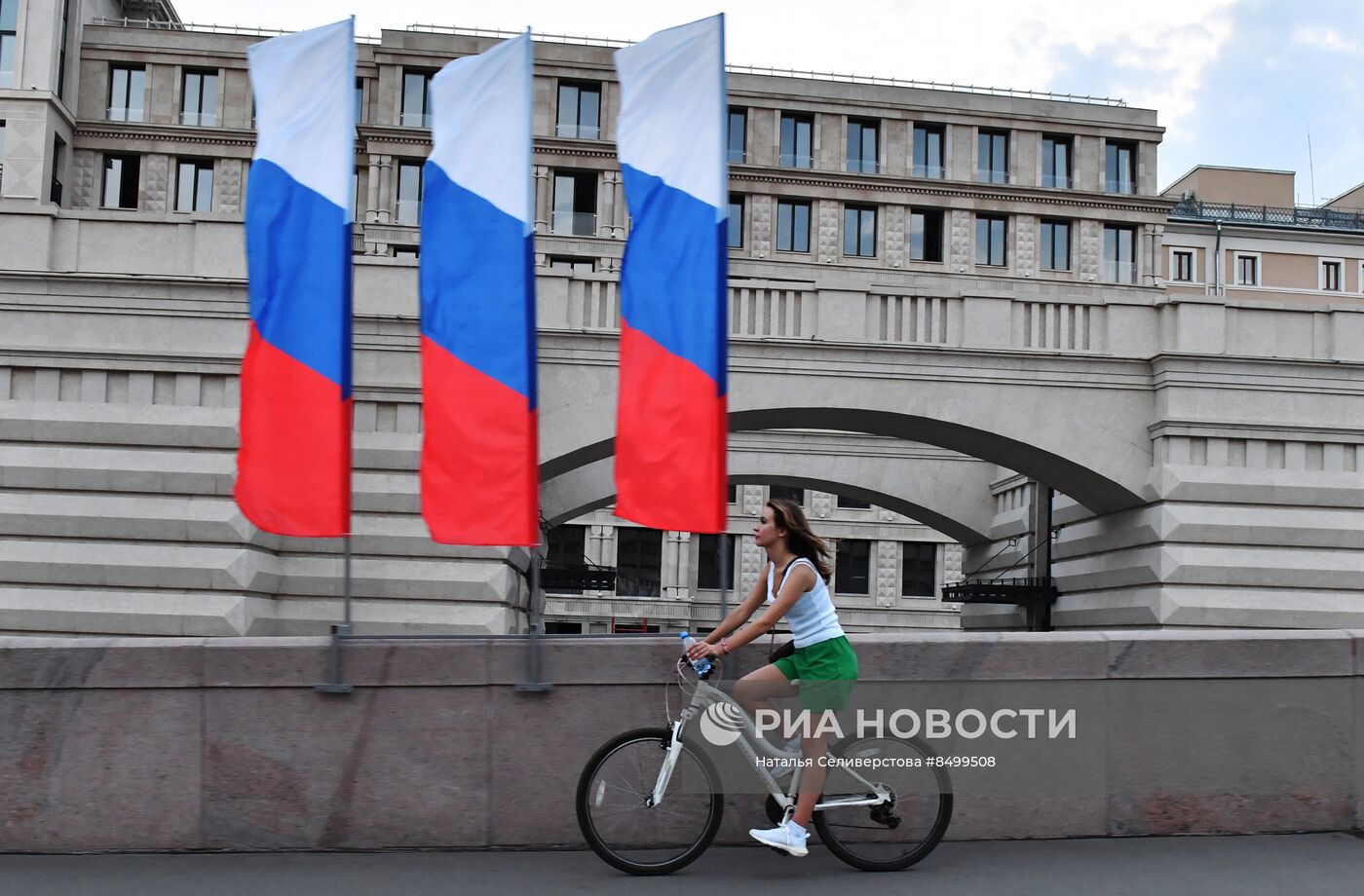 Праздничное оформление Москвы ко Дню флага России