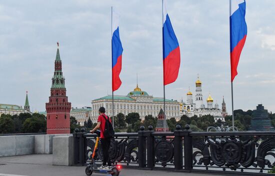 Праздничное оформление Москвы ко Дню флага России