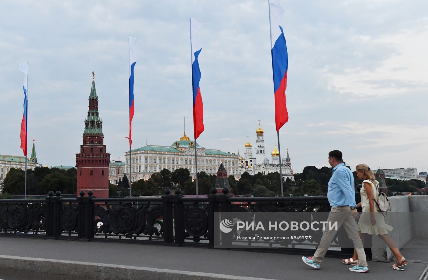 Праздничное оформление Москвы ко Дню флага России