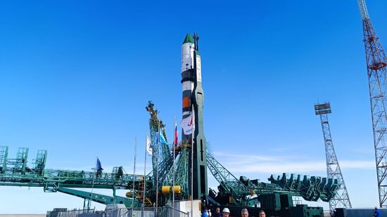 Вывоз ракеты "Союз-2.1а" с грузовым кораблем "Прогресс МС-24" на стартовый комплекс космодрома Байконур 
