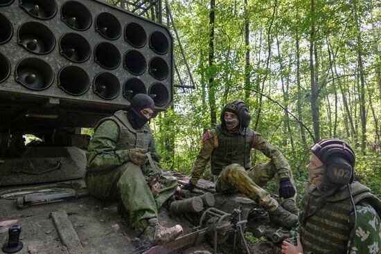 Работа экипажа тяжелой огнеметной системы ТОС-1А ЦВО на Краснолиманском направлении