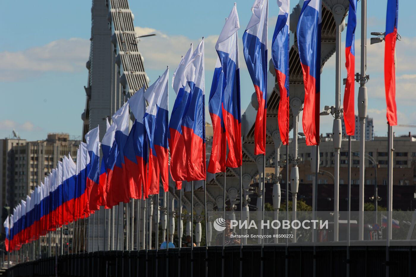 Праздничное оформление Москвы ко Дню флага России 