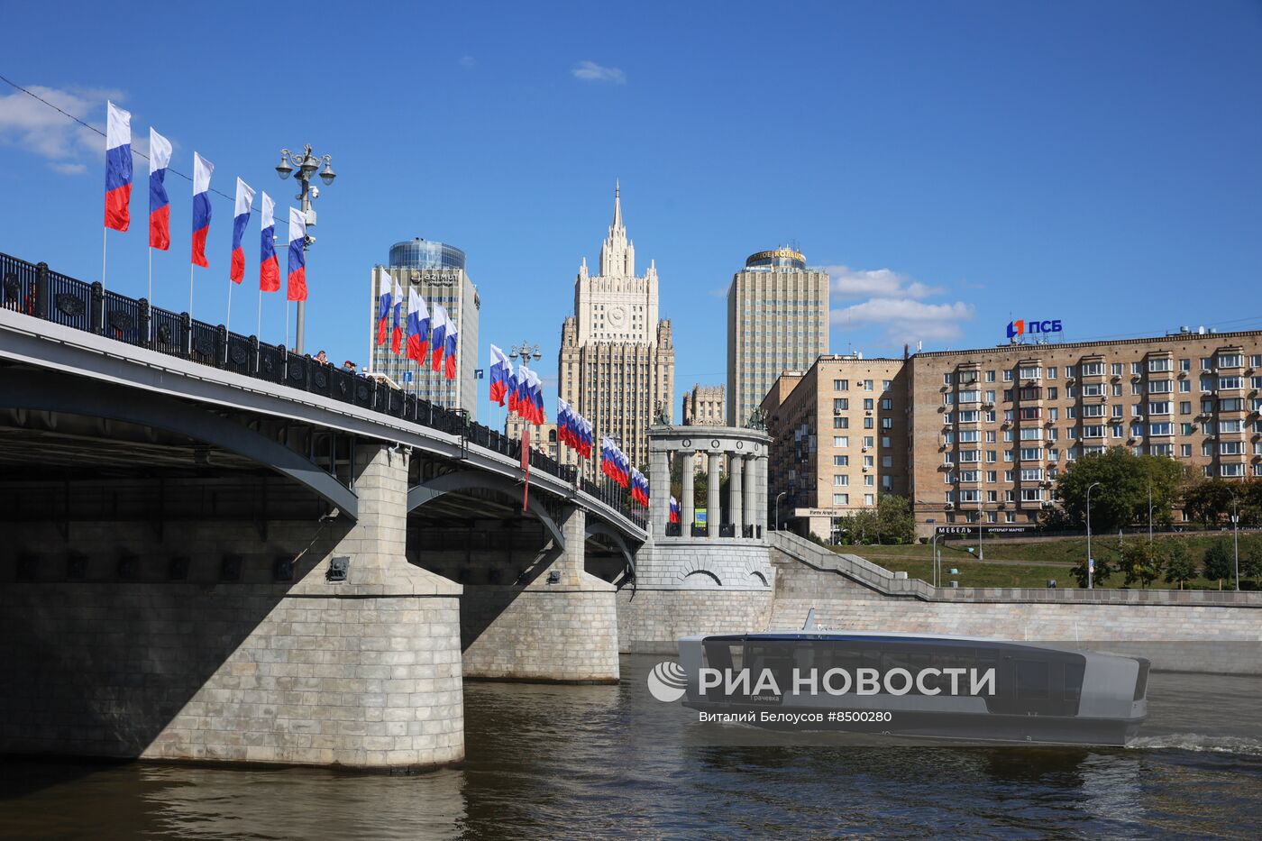 Праздничное оформление Москвы ко Дню флага России 