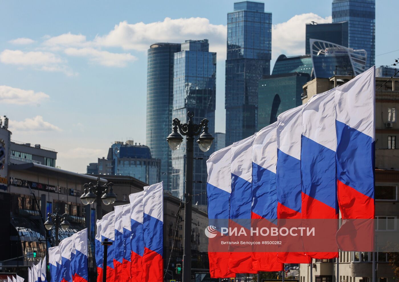 Праздничное оформление Москвы ко Дню флага России 