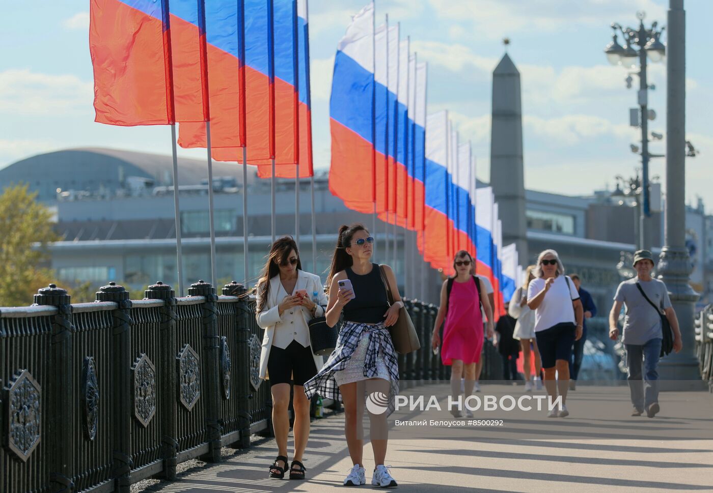 Праздничное оформление Москвы ко Дню флага России 