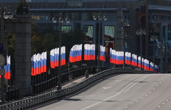 Праздничное оформление Москвы ко Дню флага России 
