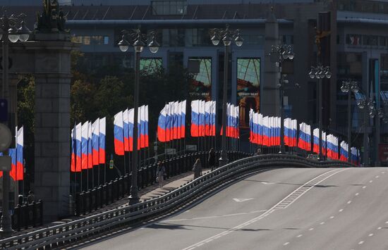 Праздничное оформление Москвы ко Дню флага России 