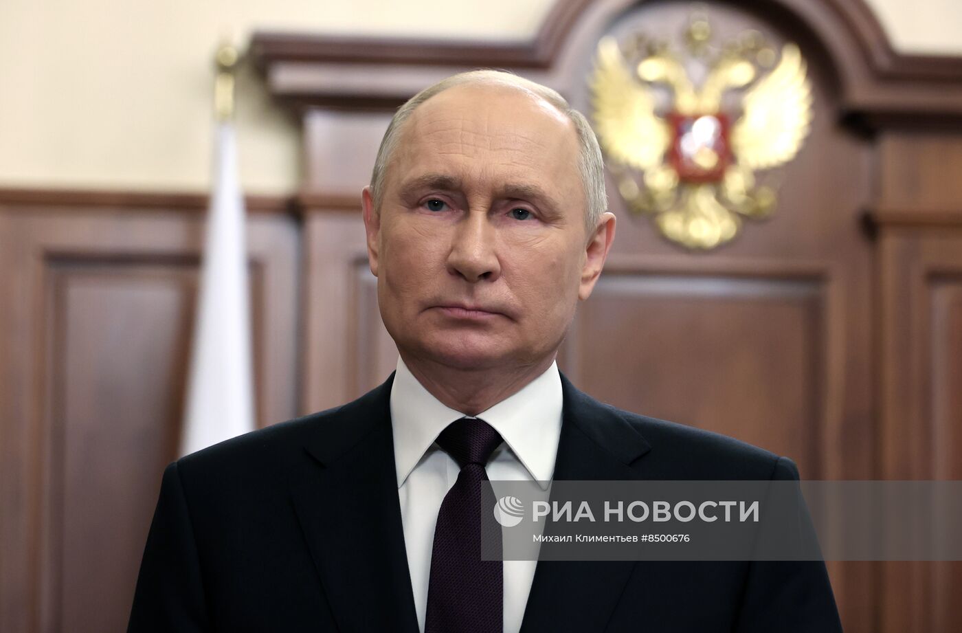 Президент РФ В. Путин поздравил россиян с Днём государственного флага России