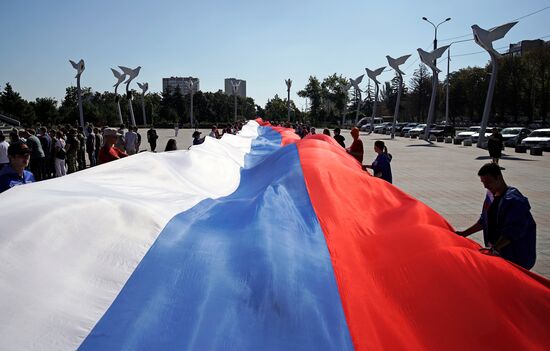 Празднование Дня флага РФ в Мариуполе